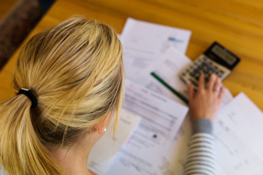 Lei contra superendividamento pode ser votada no Senado, restringindo crédito excessivo; o projeto prevê a garantia do crédito responsável, a educação financeira e a prevenção e tratamento das situações de superendividamento. Estabelece ainda o conceito do “mínimo existencial” de renda, que deve ser garantido por meio de revisão e repactuação de dívidas (Foto: Leonardo Attuch) Lei contra superendividamento pode ser votada no Senado, restringindo crédito excessivo; o projeto prevê a garantia do crédito responsável, a educação financeira e a prevenção e tratamento das situações de superendividamento. Estabelece ainda o conceito do “mínimo existencial” de renda, que deve ser garantido por meio de revisão e repactuação de dívidas