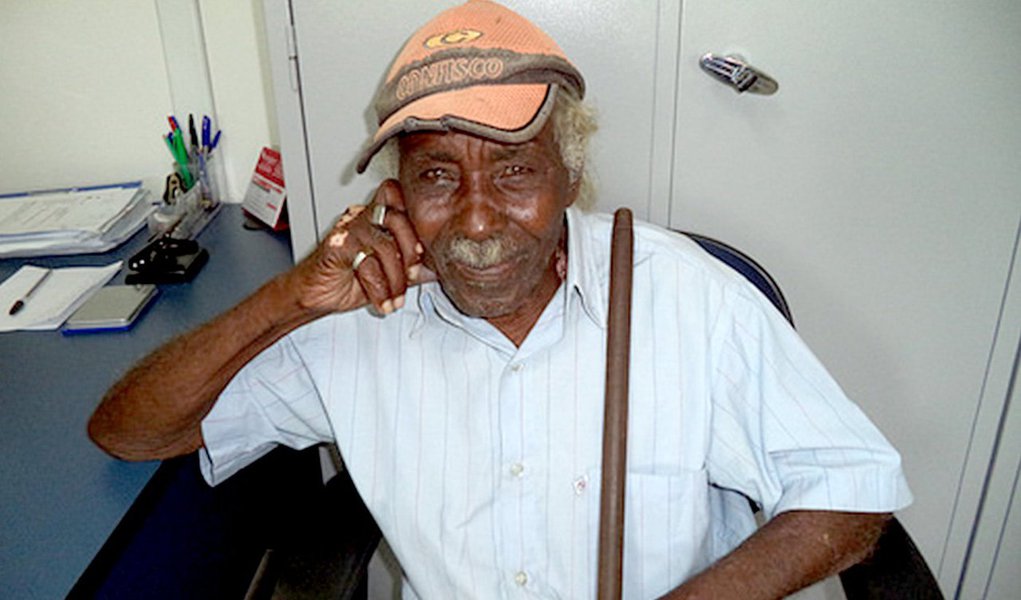 Sem dispor de nenhum tipo de documento, o agricultor de Aurora do Tocantins Virgílio Cachoeira de Oliveira começou a resgatar sua história em outubro do ano passado, quando procurou a assistência da Defensoria Pública local na busca de autorização para tirar um registro de nascimento tardio; ele comemorou a decisão: “Estou gostando, estou muito feliz, porque eu nunca tive um documento na vida” (Foto: Aquiles Lins) Sem dispor de nenhum tipo de documento, o agricultor de Aurora do Tocantins Virgílio Cachoeira de Oliveira começou a resgatar sua história em outubro do ano passado, quando procurou a assistência da Defensoria Pública local na busca de autorização para tirar um registro de nascimento tardio; ele comemorou a decisão: “Estou gostando, estou muito feliz, porque eu nunca tive um documento na vida”