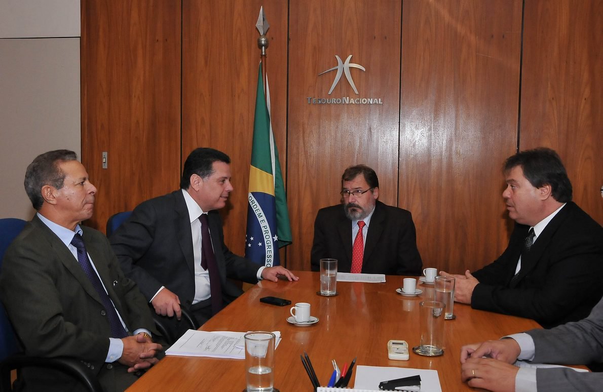 Governador se encontrou com o secretário do Tesouro Nacional, Arno Augustin Filho, para discutir a reestruturação da dívida externa do Estado. Montante é de R$ 1,6 bilhão, acumulado nos últimos 30 anos, com juros considerados altos. Perillo pretende trocar por dívidas com juros mais baixos para que Estado tenha mais folga financeira. Atualmente, Goiás compromete entre 20% e 21% do seu orçamento com dívida intra e extra limite (Foto: Realle Palazzo-Martini) Governador se encontrou com o secretário do Tesouro Nacional, Arno Augustin Filho, para discutir a reestruturação da dívida externa do Estado. Montante é de R$ 1,6 bilhão, acumulado nos últimos 30 anos, com juros considerados altos. Perillo pretende trocar por dívidas com juros mais baixos para que Estado tenha mais folga financeira. Atualmente, Goiás compromete entre 20% e 21% do seu orçamento com dívida intra e extra limite