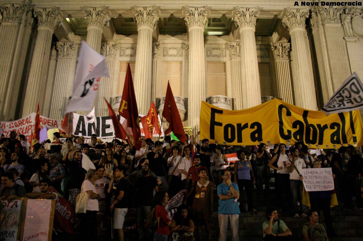 Reportagem do jornal da família Marinho afirma que haveria uma investigação sobre o patrocínio político das manifestações; o deputado Anthony Garotinho (PR-RJ), líder nas pesquisas, rebateu: "A secretaria de Segurança, a mesma que até hoje não conseguiu descobrir onde está o corpo do pedreiro Amarildo, já teria conseguido identificar que o PR teria financiado manifestações. Fantasia? Delírio? Ou desespero?" (Foto: Leonardo Attuch) Reportagem do jornal da família Marinho afirma que haveria uma investigação sobre o patrocínio político das manifestações; o deputado Anthony Garotinho (PR-RJ), líder nas pesquisas, rebateu: "A secretaria de Segurança, a mesma que até hoje não conseguiu descobrir onde está o corpo do pedreiro Amarildo, já teria conseguido identificar que o PR teria financiado manifestações. Fantasia? Delírio? Ou desespero?"