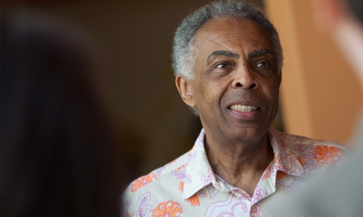 Ex-ministro da Cultura no governo Lula, Gilberto Gil diz que continua "antenado" com o cenário político-partidário e analisa a corrida pela sucessão do governador Jaques Wagner em outubro próximo; Em entrevista ao jornal Tribuna da Bahia, ele disse que a oposição ao PT terá dificuldade de chegar fortalecida ao interior do estado, sobretudo, devido à boa atuação do governo, "que tem sido bem avaliado pela própria população"; apesar de ver certa vantagem do PT, ele declara apoio à candidatura da senadora Lídice da Mata, do PSB (Foto: Romulo Faro) Ex-ministro da Cultura no governo Lula, Gilberto Gil diz que continua "antenado" com o cenário político-partidário e analisa a corrida pela sucessão do governador Jaques Wagner em outubro próximo; Em entrevista ao jornal Tribuna da Bahia, ele disse que a oposição ao PT terá dificuldade de chegar fortalecida ao interior do estado, sobretudo, devido à boa atuação do governo, "que tem sido bem avaliado pela própria população"; apesar de ver certa vantagem do PT, ele declara apoio à candidatura da senadora Lídice da Mata, do PSB