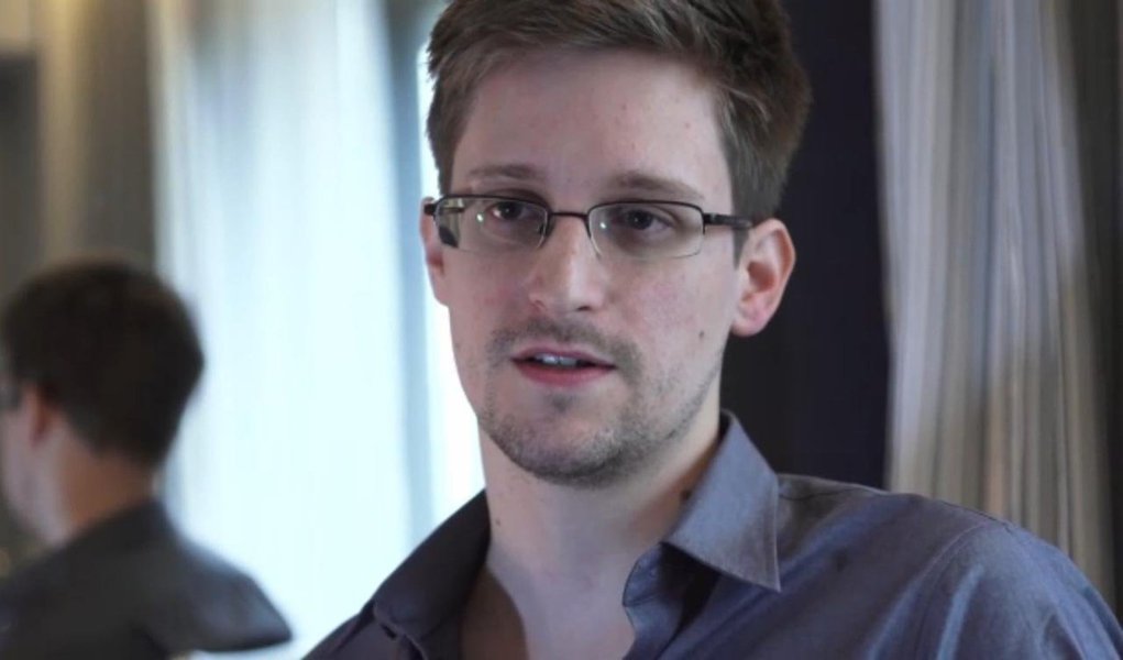 "Me dou completamente o direito de não me manifestar sobre o que não foi encaminhado", disse a presidente Dilma Rouseff, sobre o pedido de asilo feito ao Brasil pelo norte-americano Edward Snowden; "E mais do que isso, eu não interpreto cartas, não é minha missão", ressaltou (Foto: Gisele Federicce) "Me dou completamente o direito de não me manifestar sobre o que não foi encaminhado", disse a presidente Dilma Rouseff, sobre o pedido de asilo feito ao Brasil pelo norte-americano Edward Snowden; "E mais do que isso, eu não interpreto cartas, não é minha missão", ressaltou