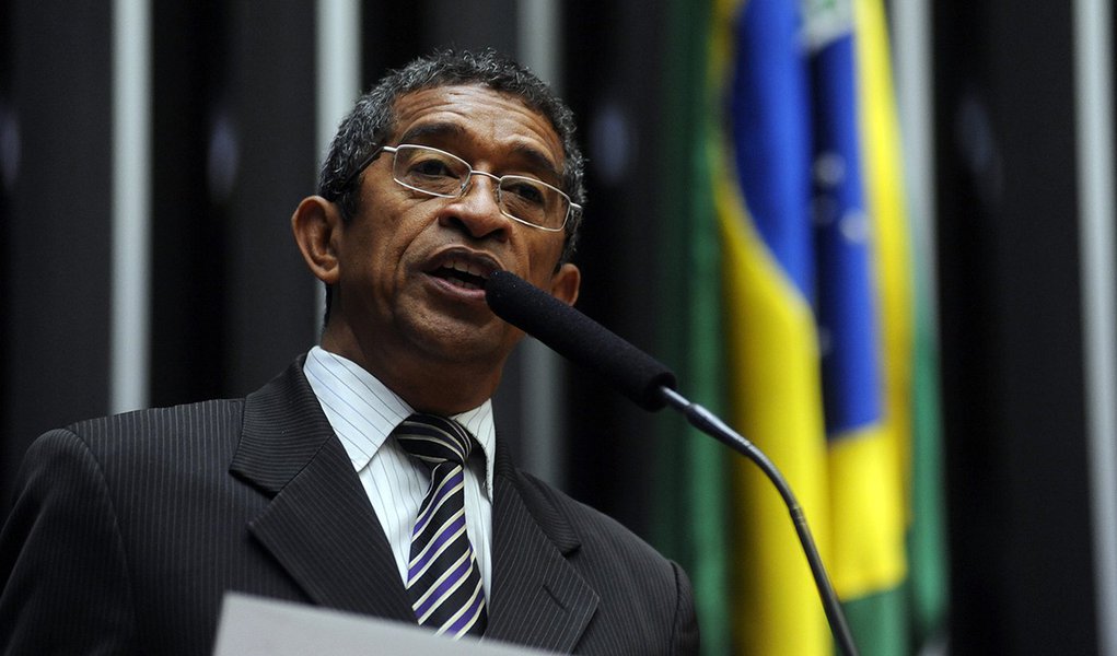 Líder do PT na Câmara dos Deputados, Vicentinho disse nesta quinta (6) que o PMDB precisa definir se está na oposição ou na situação; "Nenhum partido da base do governo pode ter duas caras", ressaltou o deputado, ao comentar a postura do PMDB no Congresso; declaração do parlamentar repete posição do presidente nacional do partido, Rui Falcão; O líder do PT defendeu a manutenção do diálogo com o PMDB para se chegar a um entendimento; "Recomendo que o governo continue dialogando. Esses partidos são importantes. O PMDB tem uma história longa com o país", contemporanizou (Foto: Valter Lima) Líder do PT na Câmara dos Deputados, Vicentinho disse nesta quinta (6) que o PMDB precisa definir se está na oposição ou na situação; "Nenhum partido da base do governo pode ter duas caras", ressaltou o deputado, ao comentar a postura do PMDB no Congresso; declaração do parlamentar repete posição do presidente nacional do partido, Rui Falcão; O líder do PT defendeu a manutenção do diálogo com o PMDB para se chegar a um entendimento; "Recomendo que o governo continue dialogando. Esses partidos são importantes. O PMDB tem uma história longa com o país", contemporanizou