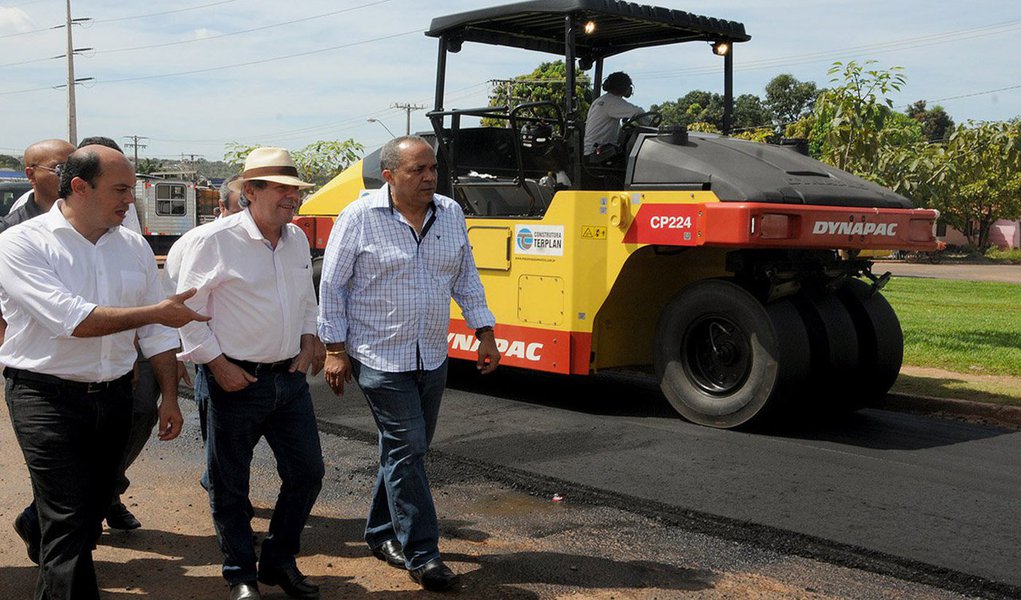 O governador fez nesta quina-feira, 29, vistoria das obras que já estão sendo desenvolvidas no município; "Nós já fizemos um convênio de R$ 10 milhões com o prefeito Ronaldo Dimas, e agora estamos ampliando para R$ 12 milhões para fazer a duplicação da Avenida Filadélfia, integrando com a parte que já é duplicada", frisou; Dimas comemorou o anuncio do recurso; "Temos feito várias parcerias com o Estado, em vários setores, estamos sempre buscando o melhor para população de Araguaína", afirmou (Foto: Aquiles Lins) O governador fez nesta quina-feira, 29, vistoria das obras que já estão sendo desenvolvidas no município; "Nós já fizemos um convênio de R$ 10 milhões com o prefeito Ronaldo Dimas, e agora estamos ampliando para R$ 12 milhões para fazer a duplicação da Avenida Filadélfia, integrando com a parte que já é duplicada", frisou; Dimas comemorou o anuncio do recurso; "Temos feito várias parcerias com o Estado, em vários setores, estamos sempre buscando o melhor para população de Araguaína", afirmou