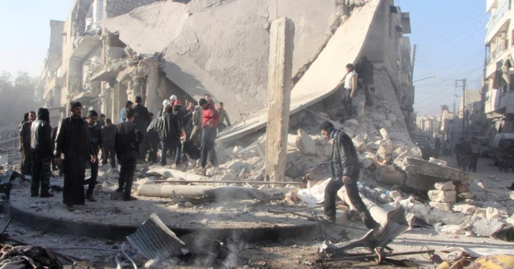 Pelo menos 517 pessoas, incluindo 151 crianças, foram mortas em ataques aéreos do Exército sírio contra rebeldes na província de Aleppo desde 15 de dezembro; 46 combatentes – 34 rebeldes e 12 extremistas da organização do Estado Islâmico no Iraque e no Levante (Eiil) – e 46 mulheres estão também entre as vítimas mortas nos ataques aéreos diários do Exército sírio, que lança "barris explosivos" há duas semanas sobre a capital e a província do Norte (Foto: Valter Lima) Pelo menos 517 pessoas, incluindo 151 crianças, foram mortas em ataques aéreos do Exército sírio contra rebeldes na província de Aleppo desde 15 de dezembro; 46 combatentes – 34 rebeldes e 12 extremistas da organização do Estado Islâmico no Iraque e no Levante (Eiil) – e 46 mulheres estão também entre as vítimas mortas nos ataques aéreos diários do Exército sírio, que lança "barris explosivos" há duas semanas sobre a capital e a província do Norte