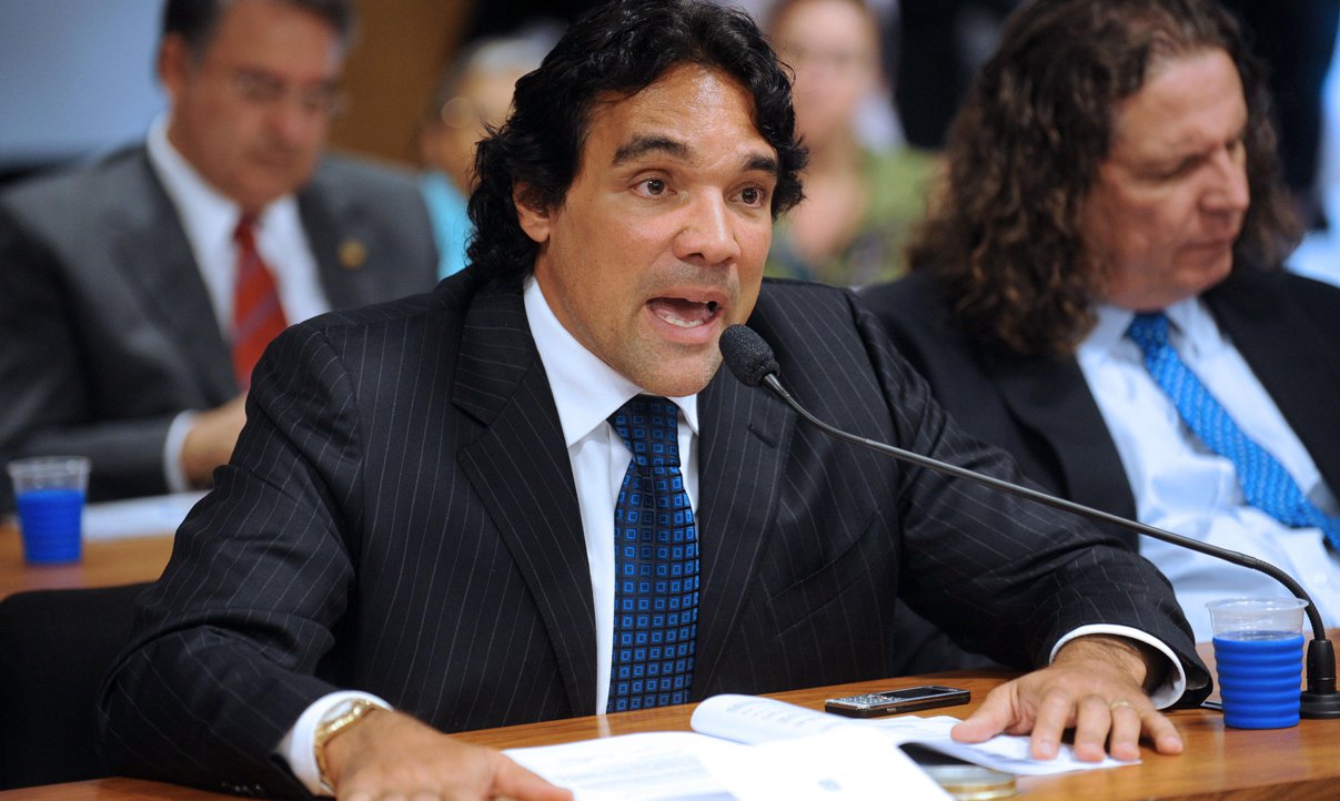 O projeto, segundo o relator, senador Lobão Filho (PMDB), pretende modernizar o regimento, que é da década de 1970, e adaptá-lo a novas demandas geradas a partir da criação de novas tecnologias; no relatório, o senador estabelece, por exemplo, que a tramitação dos projetos deve ser publicada prioritariamente na internet, de modo que todos tenham acesso mais rápido e facilitado aos projetos e relatórios; "Isso vai ao encontro das reivindicações por mais transparência e agilidade", argumenta o peemedebista (Foto: Romulo Faro) O projeto, segundo o relator, senador Lobão Filho (PMDB), pretende modernizar o regimento, que é da década de 1970, e adaptá-lo a novas demandas geradas a partir da criação de novas tecnologias; no relatório, o senador estabelece, por exemplo, que a tramitação dos projetos deve ser publicada prioritariamente na internet, de modo que todos tenham acesso mais rápido e facilitado aos projetos e relatórios; "Isso vai ao encontro das reivindicações por mais transparência e agilidade", argumenta o peemedebista