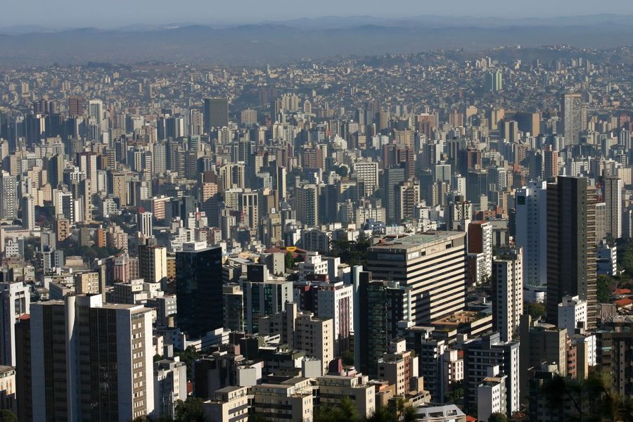 A Prefeitura de Belo Horizonte inicia a entrega das 740 mil guias do IPTU de 2014 com reajuste de 5,85%. O aumento se deve às estimativas de custos e investimentos. Pagamento de duas ou mais parcelas do tributo até 20 de janeiro terá desconto. Aumento na taxa de coleta de lixo chama a atenção. Expectativa é arrecadar R$ 112 milhões (Foto: Voney Malta) A Prefeitura de Belo Horizonte inicia a entrega das 740 mil guias do IPTU de 2014 com reajuste de 5,85%. O aumento se deve às estimativas de custos e investimentos. Pagamento de duas ou mais parcelas do tributo até 20 de janeiro terá desconto. Aumento na taxa de coleta de lixo chama a atenção. Expectativa é arrecadar R$ 112 milhões