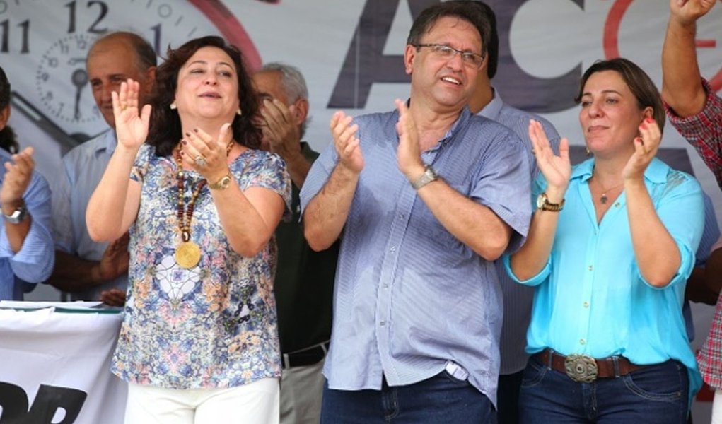 Certidões expedidas pelo TSE, TCU e TCE que atestariam a elegibilidade do ex-governador Marcelo Miranda (PMDB) foram distribuídas nesse fim de semana pela senadora Kátia Abreu (PMDB) durante encontros do PMDB no interior do estado; os peemedebistas ligados ao ex-governador estão certos de que os documentos são suficientes para garantir que Marcelo Miranda tenha segurança jurídica para disputar as eleições como candidato a governador; para o advogado responsável pelo Rced que cassou Miranda e suplente de senador, João Costa, a divulgação das certidões seria uma manobra para enganar o eleitor; “Tudo não passa de um verdadeiro ardil ou engodo, buscando enganar e ludibriar, mais uma vez, o eleitor e os cidadãos, de modo especial os mais humildes, ingênuos, carentes e desamparados", disse Costa (Foto: Aquiles Lins) Certidões expedidas pelo TSE, TCU e TCE que atestariam a elegibilidade do ex-governador Marcelo Miranda (PMDB) foram distribuídas nesse fim de semana pela senadora Kátia Abreu (PMDB) durante encontros do PMDB no interior do estado; os peemedebistas ligados ao ex-governador estão certos de que os documentos são suficientes para garantir que Marcelo Miranda tenha segurança jurídica para disputar as eleições como candidato a governador; para o advogado responsável pelo Rced que cassou Miranda e suplente de senador, João Costa, a divulgação das certidões seria uma manobra para enganar o eleitor; “Tudo não passa de um verdadeiro ardil ou engodo, buscando enganar e ludibriar, mais uma vez, o eleitor e os cidadãos, de modo especial os mais humildes, ingênuos, carentes e desamparados", disse Costa