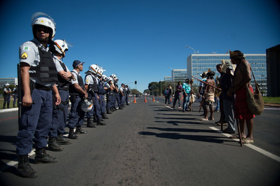 Cerca de 300 lideranças indígenas de todo o País ocupam todos os acessos do Ministério da Justiça, em Brasília; eles querem, entre outros pontos, entregar um documento com 36 processos de regularização de terras indígenas e reivindicar a efetivação dos processos de demarcação a José Eduardo Cardozo; ministro afirmou que irá recebê-los, provavelmente às 17h (Foto: Gisele Federicce) Cerca de 300 lideranças indígenas de todo o País ocupam todos os acessos do Ministério da Justiça, em Brasília; eles querem, entre outros pontos, entregar um documento com 36 processos de regularização de terras indígenas e reivindicar a efetivação dos processos de demarcação a José Eduardo Cardozo; ministro afirmou que irá recebê-los, provavelmente às 17h