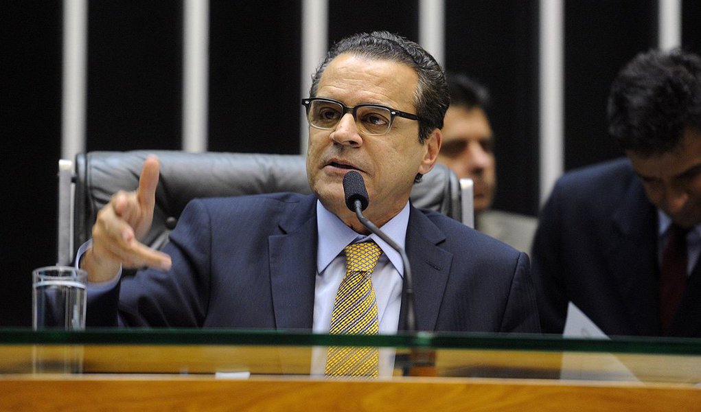 Segundo o presidente da Câmara, Henrique Eduardo Alves, apelo foi feito pelos ministros da Justiça, José Eduardo Cardozo, e Casa Civil, Aloizio Mercadante; Alves disse que os ministros "pediram mais uma semana para se chegar a um acordo para que o texto aprovado seja acordado por toda a Câmara dos Deputados" (Foto: Gisele Federicce) Segundo o presidente da Câmara, Henrique Eduardo Alves, apelo foi feito pelos ministros da Justiça, José Eduardo Cardozo, e Casa Civil, Aloizio Mercadante; Alves disse que os ministros "pediram mais uma semana para se chegar a um acordo para que o texto aprovado seja acordado por toda a Câmara dos Deputados"