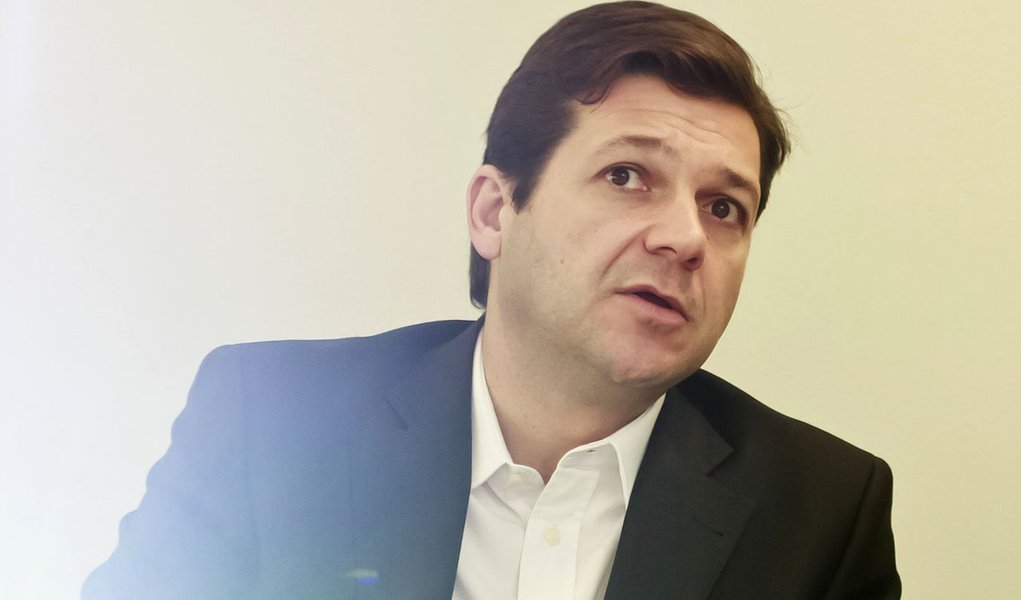 Prefeito do Recife, Geraldo Julio (PSB) defendeu a pré-candidatura do correligionário Paulo Câmara ao governo de Pernambuco e afirmou que a postulação do socialista ganha “muita força” com apoio inclusive de prefeitos do PTB, legenda do senador e futuro concorrente de Câmara ao governo, Armando Monteiro Neto; “A gente está vendo a quantidade de partidos que estão com ele, a quantidade de lideranças políticas, a quantidade de prefeitos também, inclusive de partidos da candidatura de oposição”, afirmou (Foto: Mariana Almeida) Prefeito do Recife, Geraldo Julio (PSB) defendeu a pré-candidatura do correligionário Paulo Câmara ao governo de Pernambuco e afirmou que a postulação do socialista ganha “muita força” com apoio inclusive de prefeitos do PTB, legenda do senador e futuro concorrente de Câmara ao governo, Armando Monteiro Neto; “A gente está vendo a quantidade de partidos que estão com ele, a quantidade de lideranças políticas, a quantidade de prefeitos também, inclusive de partidos da candidatura de oposição”, afirmou