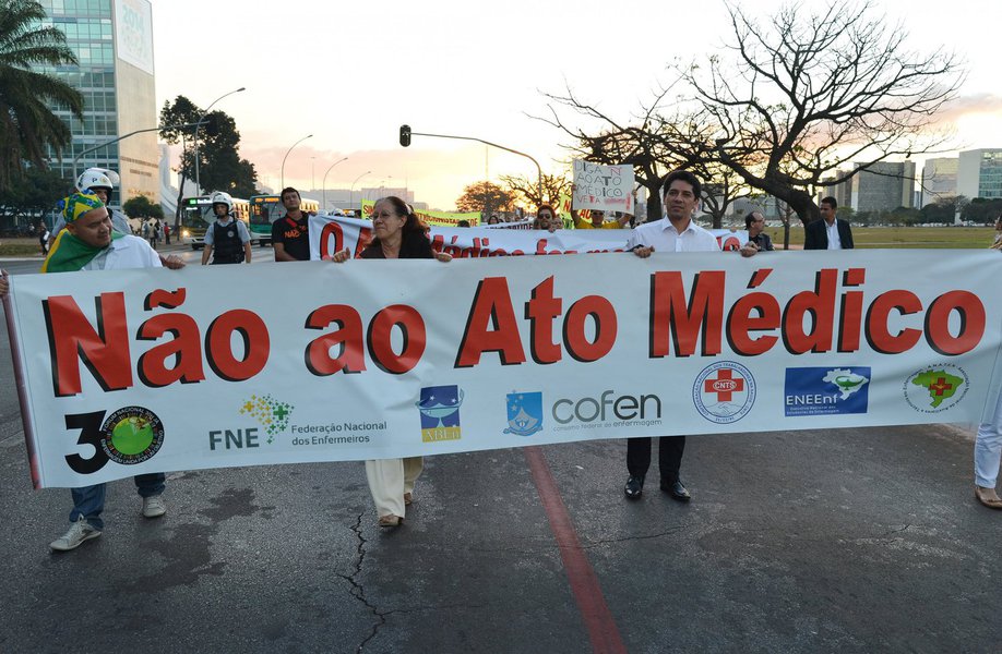 Plenário da Câmara se reuniá para votar 127 vetos: seis em projetos de lei sancionados parcial ou que foram integralmente vetados pela presidenta Dilma, desde o dia 9 de julho; entre os temas estão os polêmicos vetos à lei que regulamenta a medicina no País, o chamado Ato Médico, que provocou protestos de médicos e de outros profissionais da saúde, contra e favor à decisão (Foto: Gisele Federicce) Plenário da Câmara se reuniá para votar 127 vetos: seis em projetos de lei sancionados parcial ou que foram integralmente vetados pela presidenta Dilma, desde o dia 9 de julho; entre os temas estão os polêmicos vetos à lei que regulamenta a medicina no País, o chamado Ato Médico, que provocou protestos de médicos e de outros profissionais da saúde, contra e favor à decisão