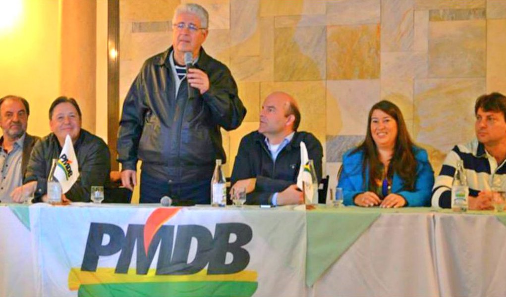 Na última reunião da Caravana Volta Requião, realizada na noite desse sábado, 7, em Curitiba, o senador Roberto Requião bateu duro nos deputados estaduais do PMDB que trabalham pela coligação com o PSDB; “São picaretas que se elegeram pela legenda do PMDB e não dão atenção nenhuma à base e à população”, atacou; partidários da candidatura própria prometem lançar candidatos novos nas bases dos parlamentares que flertam com Richa; “85% dos delegados votarão pela candidatura própria” (Foto: Aquiles Lins) Na última reunião da Caravana Volta Requião, realizada na noite desse sábado, 7, em Curitiba, o senador Roberto Requião bateu duro nos deputados estaduais do PMDB que trabalham pela coligação com o PSDB; “São picaretas que se elegeram pela legenda do PMDB e não dão atenção nenhuma à base e à população”, atacou; partidários da candidatura própria prometem lançar candidatos novos nas bases dos parlamentares que flertam com Richa; “85% dos delegados votarão pela candidatura própria”