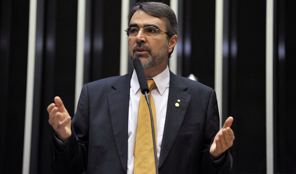 O deputado Henrique Fontana (PT-RS) foi efetivado pela presidenta Dilma Rousseff como líder do governo na Câmara dos Deputados; ele era o primeiro vice-líder e vinha exercendo a liderança há um mês, quando o deputado Arlindo Chinaglia (PT-SP) foi eleito para o cargo de primeiro-vice-presidente da Câmara, em substituição ao deputado André Vargas (sem partido-PR); Chinaglia era o líder do governo (Foto: Leonardo Lucena) O deputado Henrique Fontana (PT-RS) foi efetivado pela presidenta Dilma Rousseff como líder do governo na Câmara dos Deputados; ele era o primeiro vice-líder e vinha exercendo a liderança há um mês, quando o deputado Arlindo Chinaglia (PT-SP) foi eleito para o cargo de primeiro-vice-presidente da Câmara, em substituição ao deputado André Vargas (sem partido-PR); Chinaglia era o líder do governo