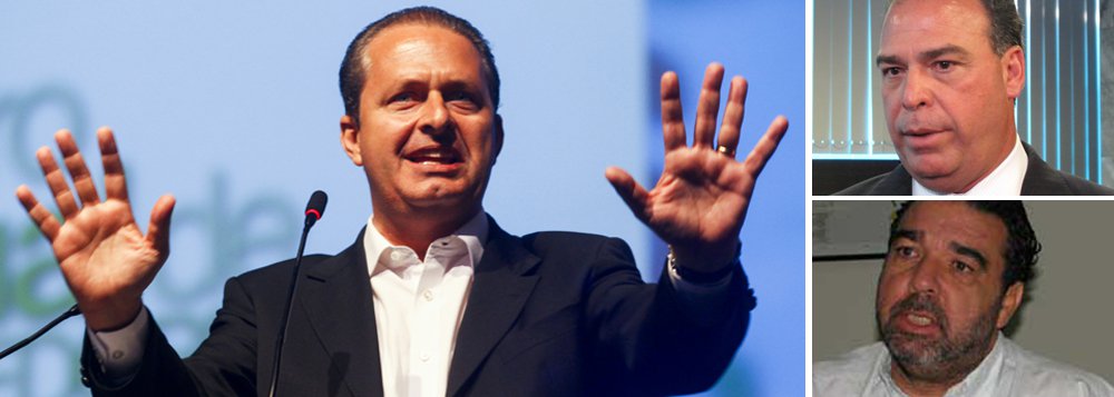 O pré-candidato do PSB à Presidência da República, Eduardo Campos afirmou que se o ex-presidente da Codevasf, Clementino de Souza Coelho, estiver realmente envolvido com movimentações financeiras irregulares, deve ser “punido como qualquer outro”. Quanto ao fato de o candidato do PSB ao Senado por Pernambuco, o ex-ministro Fernando Bezerra Coelho, ser irmão de Clementino, o ex-governador se disse “completamente tranquilo” e negou que o caso possa respingar na candidatura de FBC (Foto: Paulo Emílio) O pré-candidato do PSB à Presidência da República, Eduardo Campos afirmou que se o ex-presidente da Codevasf, Clementino de Souza Coelho, estiver realmente envolvido com movimentações financeiras irregulares, deve ser “punido como qualquer outro”. Quanto ao fato de o candidato do PSB ao Senado por Pernambuco, o ex-ministro Fernando Bezerra Coelho, ser irmão de Clementino, o ex-governador se disse “completamente tranquilo” e negou que o caso possa respingar na candidatura de FBC