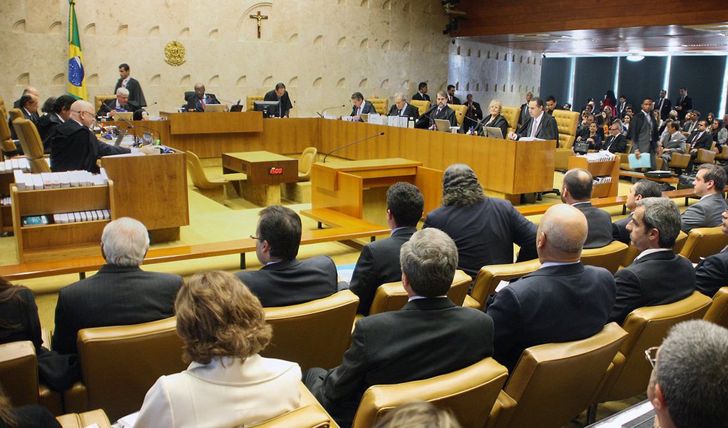 Maioria dos ministros do Supremo Tribunal Federal ficou surpresa com o anúncio da aposentadoria do presidente da Corte, Joaquim Barbosa; "Não sabíamos de nada" afirmou o ministro Marco Aurélio, segundo integrante mais antigo; "Para mim foi uma surpresa, eu não sabia", comentou Teori Zavacki; vice-presidente do STF, Ricardo Lewandowski também disse que não havia sido informado antes da sessão plenária de hoje (Foto: Gisele Federicce) Maioria dos ministros do Supremo Tribunal Federal ficou surpresa com o anúncio da aposentadoria do presidente da Corte, Joaquim Barbosa; "Não sabíamos de nada" afirmou o ministro Marco Aurélio, segundo integrante mais antigo; "Para mim foi uma surpresa, eu não sabia", comentou Teori Zavacki; vice-presidente do STF, Ricardo Lewandowski também disse que não havia sido informado antes da sessão plenária de hoje