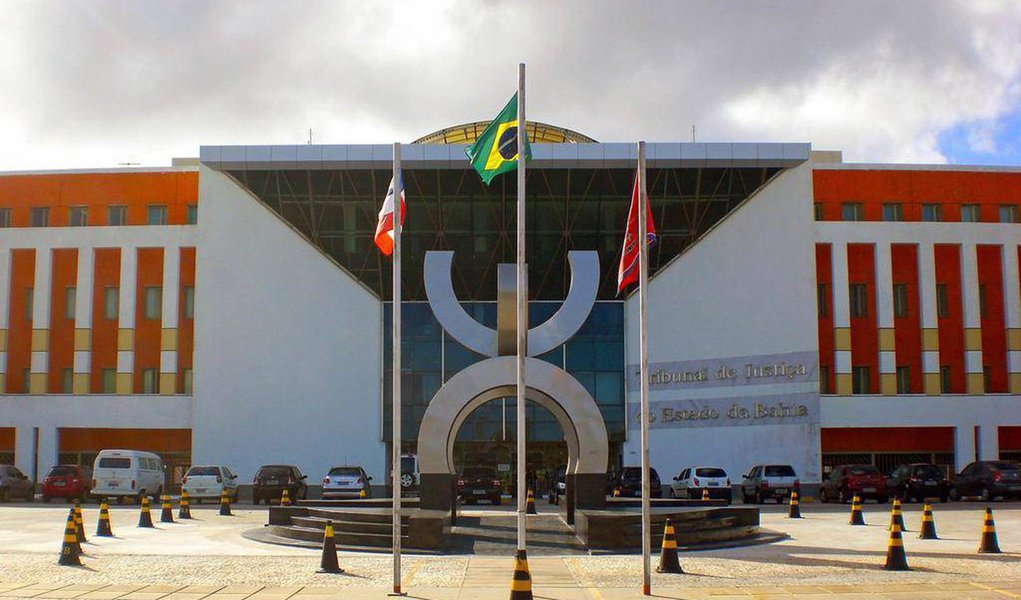 Dados do Índice de Acesso à Justiça (Inaj), lançado na segunda-feira (16) pelo Ministério da Justiça, revela que o maior estado do Nordeste tem apenas seis juízes para cada 100 mil habitantes e está em penúltimo lugar em comparação com as 27 unidades federativas; estado é ainda o penúltimo em número de promotores (4 para 100 mil) e o último em número de defensores públicos (1,48 para 100 mil) (Foto: Romulo Faro) Dados do Índice de Acesso à Justiça (Inaj), lançado na segunda-feira (16) pelo Ministério da Justiça, revela que o maior estado do Nordeste tem apenas seis juízes para cada 100 mil habitantes e está em penúltimo lugar em comparação com as 27 unidades federativas; estado é ainda o penúltimo em número de promotores (4 para 100 mil) e o último em número de defensores públicos (1,48 para 100 mil)