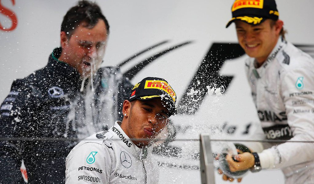 Piloto da Mercedes, Lewis Hamilton, venceu o GP da China deste domingo (20); ele não deu a mínima chance para os adversários; largando na pole position, faturou a prova com extrema facilidade, de ponta a ponta, com 18s de vantagem; com o terceiro triunfo seguido em quatro corridas, o campeão mundial de 2008 chegou aos 79 pontos no campeonato (Foto: Valter Lima) Piloto da Mercedes, Lewis Hamilton, venceu o GP da China deste domingo (20); ele não deu a mínima chance para os adversários; largando na pole position, faturou a prova com extrema facilidade, de ponta a ponta, com 18s de vantagem; com o terceiro triunfo seguido em quatro corridas, o campeão mundial de 2008 chegou aos 79 pontos no campeonato