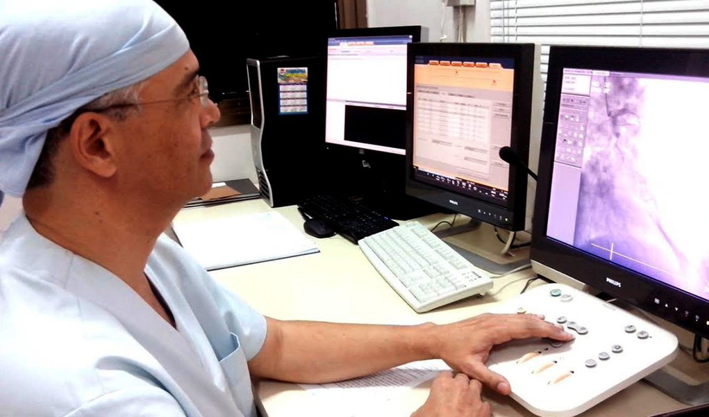 Segundo informações divulgada pela Secretaria de Saúde do Estado, em 2011, eram realizados por mês cerca de 80 exames por mês; com o empenho da equipe de hemodinâmica do Hospital Geral de Palmas, atualmente, são feitos 150 exames mensais; desde 2011 já passaram pelo procedimento 3.324 pacientes entre eletivos e de urgência e emergência; segundo o cardiologista Ibsen Trindade, na maioria dos hospitais do Brasil, que oferece este tipo de especialidade, a fila de espera para a realização do exame varia entre 30 e 60 dias (Foto: Aquiles Lins) Segundo informações divulgada pela Secretaria de Saúde do Estado, em 2011, eram realizados por mês cerca de 80 exames por mês; com o empenho da equipe de hemodinâmica do Hospital Geral de Palmas, atualmente, são feitos 150 exames mensais; desde 2011 já passaram pelo procedimento 3.324 pacientes entre eletivos e de urgência e emergência; segundo o cardiologista Ibsen Trindade, na maioria dos hospitais do Brasil, que oferece este tipo de especialidade, a fila de espera para a realização do exame varia entre 30 e 60 dias