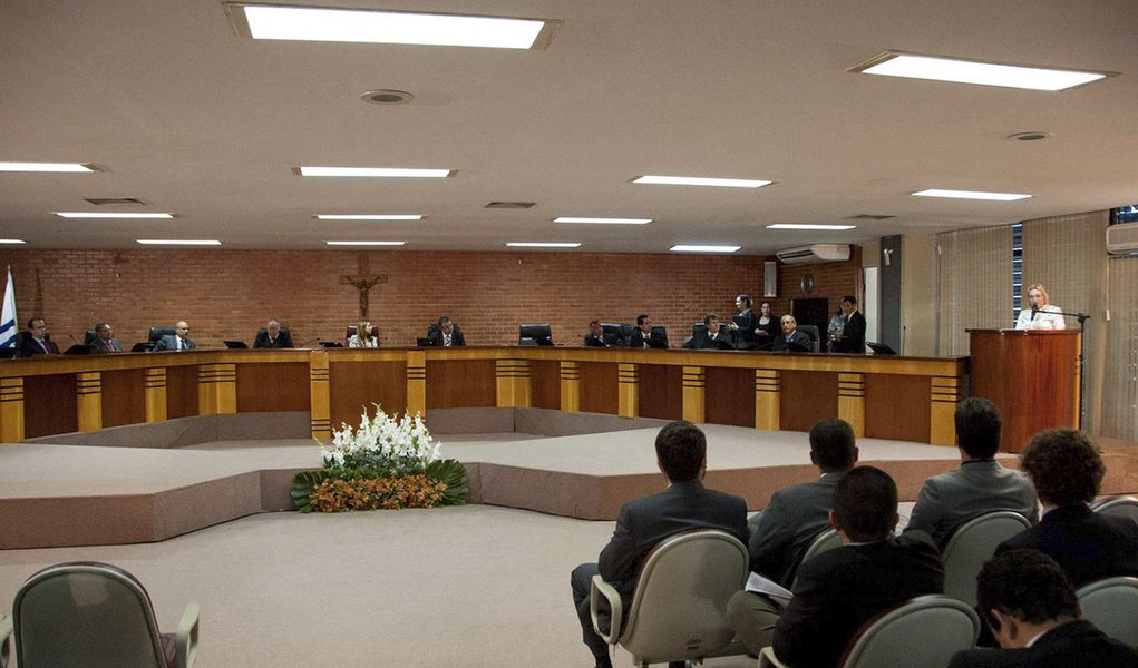 O mutirão deve promover o exame de 2.953 processos de condenados, havendo a possibilidade da concessão de progressões, liberdades provisórias e direito ao trabalho externo; a ação segue até 16 de maio e terá a logística de trabalho desenvolvida na Comarca de Palmas; representando o CNJ, o juiz auxiliar Luiz Carlos Resende Santos considerou que o trabalho do mutirão vai muito além da análise das penas, possibilitando conhecer a realidade do sistema carcerário e a real situação dos processos de execução penal (Foto: Aquiles Lins) O mutirão deve promover o exame de 2.953 processos de condenados, havendo a possibilidade da concessão de progressões, liberdades provisórias e direito ao trabalho externo; a ação segue até 16 de maio e terá a logística de trabalho desenvolvida na Comarca de Palmas; representando o CNJ, o juiz auxiliar Luiz Carlos Resende Santos considerou que o trabalho do mutirão vai muito além da análise das penas, possibilitando conhecer a realidade do sistema carcerário e a real situação dos processos de execução penal
