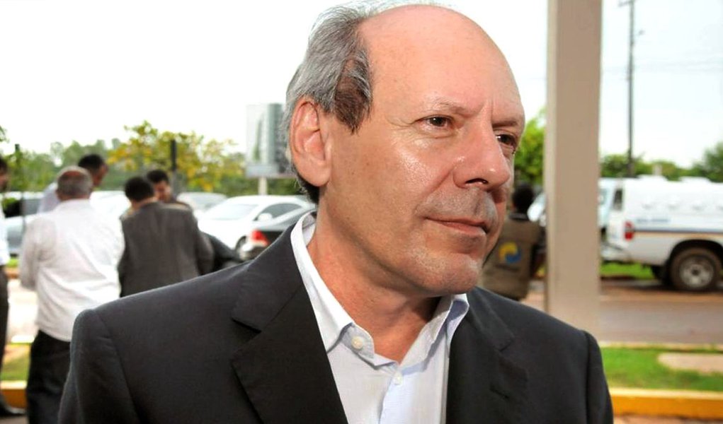 Dos 19 representantes da comissão provisória estadual que participaram, apenas um membro votou contrário à coligação com o SD; para o presidente estadual do PR e prefeito de Araguaína, Ronaldo Dimas, o cenário é favorável à reeleição do governador Sandoval Cardoso. “O governador está com convênios em praticamente todos os municípios, várias frentes de serviços, recuperação de estradas. Sem falar que ele está com muita vontade de trabalhar, tem atendido todo mundo. Sandoval está num bom momento”, afirmou; a convenção do partido que irá oficializar a aliança será no dia 30 de junho (Foto: Aquiles Lins) Dos 19 representantes da comissão provisória estadual que participaram, apenas um membro votou contrário à coligação com o SD; para o presidente estadual do PR e prefeito de Araguaína, Ronaldo Dimas, o cenário é favorável à reeleição do governador Sandoval Cardoso. “O governador está com convênios em praticamente todos os municípios, várias frentes de serviços, recuperação de estradas. Sem falar que ele está com muita vontade de trabalhar, tem atendido todo mundo. Sandoval está num bom momento”, afirmou; a convenção do partido que irá oficializar a aliança será no dia 30 de junho