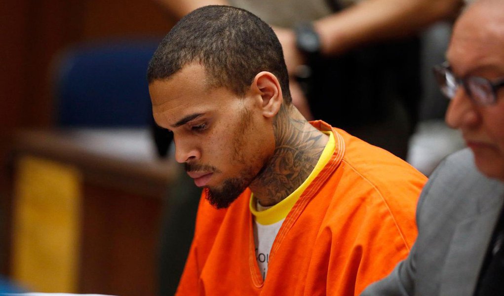 Brown, de 25 anos, estava preso desde 14 de março, cumprindo uma sentença de um ano por violar a condicional de sua pena pelo ataque à cantora pop Rihanna, em 2009; ele também deve passar por terapia e testes aleatórios de drogas como parte de sua sentença (Foto: Gisele Federicce) Brown, de 25 anos, estava preso desde 14 de março, cumprindo uma sentença de um ano por violar a condicional de sua pena pelo ataque à cantora pop Rihanna, em 2009; ele também deve passar por terapia e testes aleatórios de drogas como parte de sua sentença