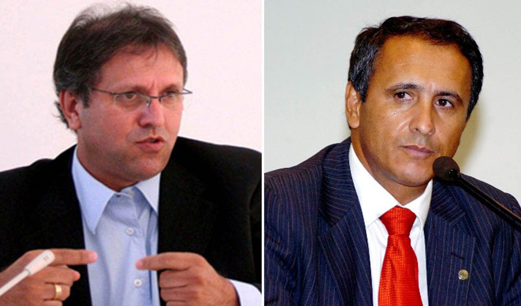 O Decreto Legislativo relativo às contas dos ex-governadores Marcelo Miranda (PMDB) e Carlos Henrique Gaguim (PMDB), referente ao exercício de 2009, ainda não foi publicado pela Assembleia Legislativa. As contas foram rejeitadas no dia 5 de setembro de 2013 e cabe à Comissão de Constituição e Justiça da Assembleia elaborar o documento que comunica a decisão da Casa aos órgãos fiscalizadores, como MPE, MPF, TCE e TCU; se for comprovado o dolo (ação proposital) nas ações que culminaram com a rejeição das contas dos dois gestores, ambos estariam inelegíveis para as eleições de 2014 (Foto: Aquiles Lins) O Decreto Legislativo relativo às contas dos ex-governadores Marcelo Miranda (PMDB) e Carlos Henrique Gaguim (PMDB), referente ao exercício de 2009, ainda não foi publicado pela Assembleia Legislativa. As contas foram rejeitadas no dia 5 de setembro de 2013 e cabe à Comissão de Constituição e Justiça da Assembleia elaborar o documento que comunica a decisão da Casa aos órgãos fiscalizadores, como MPE, MPF, TCE e TCU; se for comprovado o dolo (ação proposital) nas ações que culminaram com a rejeição das contas dos dois gestores, ambos estariam inelegíveis para as eleições de 2014