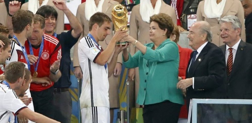 Presidente Dilma Rousseff (PT) não se intimidou com as vaias e xingamentos do jogo de abertura da Copa do Mundo e confirmou o que havia prometido: assistiu ao jogo final da Copa, no Maracanã, neste domingo (13) e entregou a taça à Seleção Alemã, agora tetra campeã; mesmo sendo alvo de novas vaias e até xingamentos, como era esperado, Dilma cumpriu o ritual dos chefes de Estado no Mundial e participou da solenidade de premiação (Foto: Valter Lima) www.brasil247.com - Presidente Dilma Rousseff (PT) não se intimidou com as vaias e xingamentos do jogo de abertura da Copa do Mundo e confirmou o que havia prometido: assistiu ao jogo final da Copa, no Maracanã, neste domingo (13) e entregou a taça à Seleção Alemã, agora tetra campeã; mesmo sendo alvo de novas vaias e até xingamentos, como era esperado, Dilma cumpriu o ritual dos chefes de Estado no Mundial e participou da solenidade de premiação