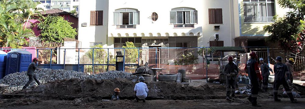 Moradores de Ipanema se preparam para dar entrada em uma ação cautelar de produção antecipada de provas, com a participação de 30 condomínios do bairro, para solicitar informações sobre a abertura de duas crateras nas obras do metrô em meados de maio ao Consórcio Linha 4 Sul, formado pelas construtoras Odebrecht Infraestrutura, Carioca Engenharia e Queiroz Galvão; o intuito é ter acesso aos relatórios técnicos sobre as causas do acidente, que foram mal explicadas; empreiteiras como a Queiroz Galvão se veem envolvidas em mais um caso envolvendo a justiça (Foto: Leonardo Lucena) Moradores de Ipanema se preparam para dar entrada em uma ação cautelar de produção antecipada de provas, com a participação de 30 condomínios do bairro, para solicitar informações sobre a abertura de duas crateras nas obras do metrô em meados de maio ao Consórcio Linha 4 Sul, formado pelas construtoras Odebrecht Infraestrutura, Carioca Engenharia e Queiroz Galvão; o intuito é ter acesso aos relatórios técnicos sobre as causas do acidente, que foram mal explicadas; empreiteiras como a Queiroz Galvão se veem envolvidas em mais um caso envolvendo a justiça