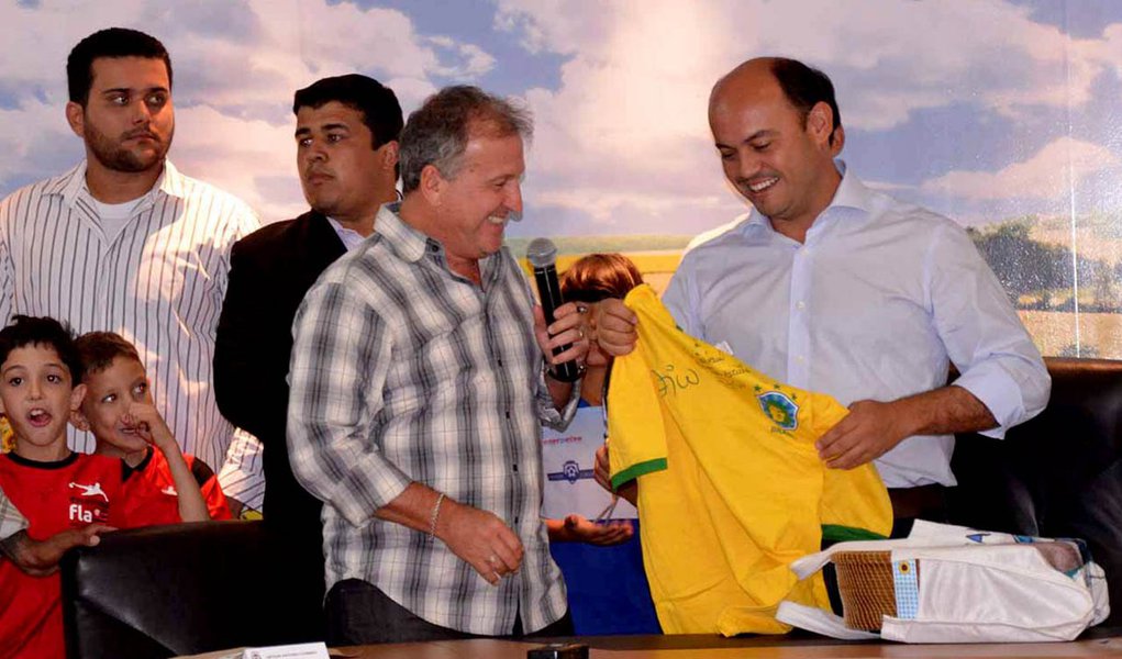 Eterno ídolo do Flamengo e da Seleção Brasileira, Zico está no Tocantins para conhecer e apresentar projetos sociais que envolvem a juventude; o governador Sandoval Cardoso (SD) reforçou o apoio do Estado aos projetos que já são desenvolvidos e aos que podem vir a ser implantados no Tocantins; Zico destacou que os projetos que vêm sendo desenvolvidos contribuem para manter as crianças na escola e longe da criminalidade; “Nossos projetos já contam com mais 40 mil crianças e todas têm que estar frequentando a escola. A gente fica muito feliz em saber que há essas iniciativas aqui”, afirmou o ex-jogador (Foto: Aquiles Lins) Eterno ídolo do Flamengo e da Seleção Brasileira, Zico está no Tocantins para conhecer e apresentar projetos sociais que envolvem a juventude; o governador Sandoval Cardoso (SD) reforçou o apoio do Estado aos projetos que já são desenvolvidos e aos que podem vir a ser implantados no Tocantins; Zico destacou que os projetos que vêm sendo desenvolvidos contribuem para manter as crianças na escola e longe da criminalidade; “Nossos projetos já contam com mais 40 mil crianças e todas têm que estar frequentando a escola. A gente fica muito feliz em saber que há essas iniciativas aqui”, afirmou o ex-jogador