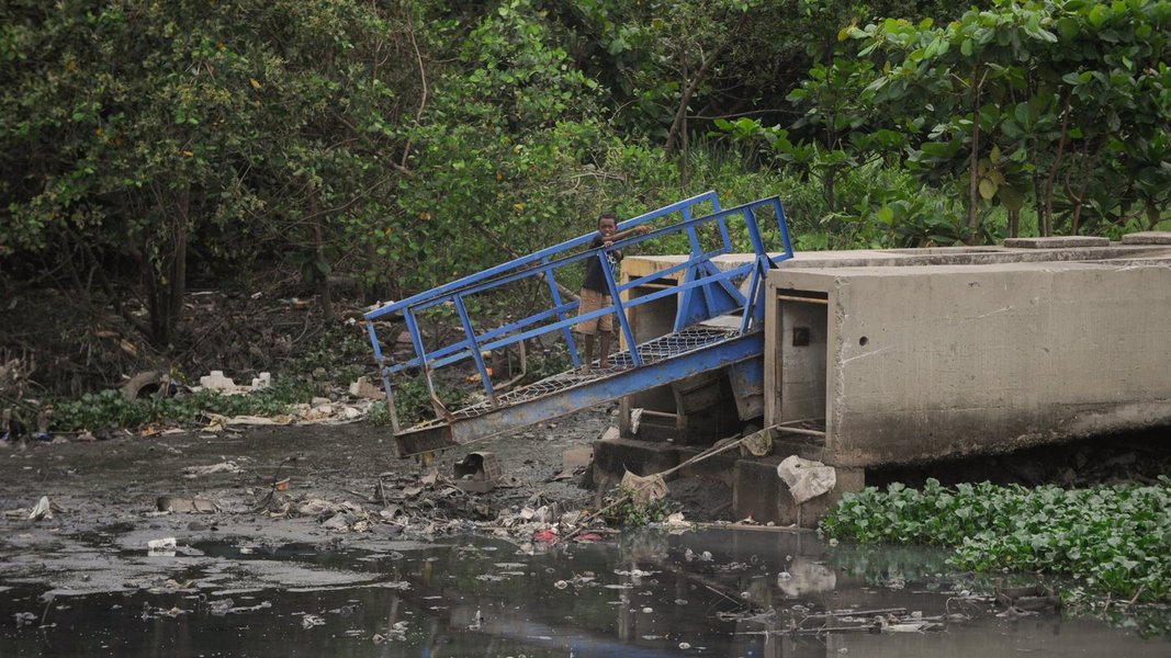A quantidade de lixo retirada de 24 rios e canais da capital aumentou 6 mil de metros cúbicos (m3) em 2013, informa estudo da Secretaria Municipal do Meio Ambiente sobre o trabalho do Programa Guardiões dos Rios; o crescimento equivale a cerca de 45% de um ano para outro (Foto: Leonardo Lucena) A quantidade de lixo retirada de 24 rios e canais da capital aumentou 6 mil de metros cúbicos (m3) em 2013, informa estudo da Secretaria Municipal do Meio Ambiente sobre o trabalho do Programa Guardiões dos Rios; o crescimento equivale a cerca de 45% de um ano para outro
