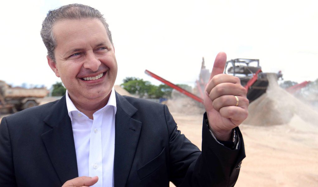 A terceira colocação nas pesquisas pela disputa presidencial de 2014 não parece arrefecer o fôlego do governador de Pernambuco, Eduardo Campos, na corrida pelo Planalto; após conseguir trazer a ex-senadora Marina Silva e a Rede para as fileiras socialistas, além de ter conseguido o apoio do PL e do PPS, que também era disputado pelo PSDB, Campos tem tentado fazer oposição programática, onde ao mesmo tempo em que marca suas posições evita trombar de frente com o governo Dilma; se ele ganhou 2013, porque não manter a confiança para 2014? (Foto: Paulo Emílio) A terceira colocação nas pesquisas pela disputa presidencial de 2014 não parece arrefecer o fôlego do governador de Pernambuco, Eduardo Campos, na corrida pelo Planalto; após conseguir trazer a ex-senadora Marina Silva e a Rede para as fileiras socialistas, além de ter conseguido o apoio do PL e do PPS, que também era disputado pelo PSDB, Campos tem tentado fazer oposição programática, onde ao mesmo tempo em que marca suas posições evita trombar de frente com o governo Dilma; se ele ganhou 2013, porque não manter a confiança para 2014?
