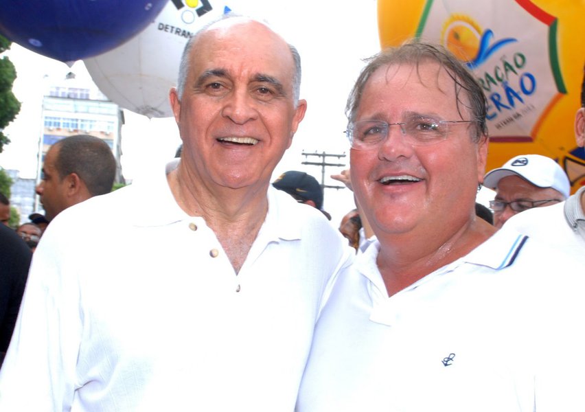 Nome do DEM para sucessão estadual, o ex-governador Paulou Souto garante que não há chance de a oposição sair com duas chapas; "Não acredito que não haverá consenso. Eu acredito nesse consenso. Não acredito que haverá duas candidaturas isoladas. Não seria efetivamente de bom senso"; democrata não deu ênfase, mas também não descartou possibilidade de ser candidato ao Senado se Geddel for o cabeça da chapa; "O mais importante agora é nós termos a definição do candidato a governador. A partir daí vão se processar os entendimentos" (Foto: Romulo Faro) Nome do DEM para sucessão estadual, o ex-governador Paulou Souto garante que não há chance de a oposição sair com duas chapas; "Não acredito que não haverá consenso. Eu acredito nesse consenso. Não acredito que haverá duas candidaturas isoladas. Não seria efetivamente de bom senso"; democrata não deu ênfase, mas também não descartou possibilidade de ser candidato ao Senado se Geddel for o cabeça da chapa; "O mais importante agora é nós termos a definição do candidato a governador. A partir daí vão se processar os entendimentos"