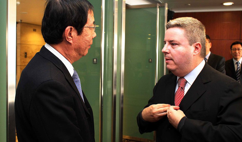 Em seu primeiro dia de compromissos em Pequim, o governador Antônio Anastasia se reuniu com o vice-presidente da State Grid, Du Zhigang; os executivos da instituição apresentaram à comitiva mineira projetos de investimentos, buscando o equilíbrio entre geração e distribuição de energia; a State Grid tem US$ 410 bi em ativos e sua receita é de US$ 330 bi; somente na China, a empresa tem 5.336 subestações e 764 mil km de linhas de transmissão
(Foto: Leonardo Lucena) Em seu primeiro dia de compromissos em Pequim, o governador Antônio Anastasia se reuniu com o vice-presidente da State Grid, Du Zhigang; os executivos da instituição apresentaram à comitiva mineira projetos de investimentos, buscando o equilíbrio entre geração e distribuição de energia; a State Grid tem US$ 410 bi em ativos e sua receita é de US$ 330 bi; somente na China, a empresa tem 5.336 subestações e 764 mil km de linhas de transmissão