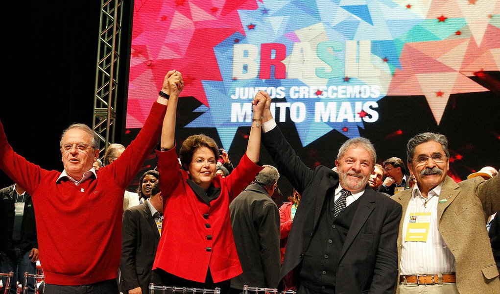 Estratégia de João Santana é colar a imagem do ex-presidente em Dilma Rousseff, aproveitando o potencial de transferência de votos do líder petista, estimado em 60% segundo pesquisa Datafolha divulgada na sexta-feira (6); sempre que possível, Lula e Dilma têm aparecido juntos em eventos púbicos, como no encontro regional do PT do Rio Grande do Sul; durante o evento, o petista comentou o desalento da população detectado pelo Datafolha, dizendo que o boicote da grande mídia faz com que a juventude não conheça sequer 30% das realizações do governo Dilma (Foto: Realle Palazzo-Martini) Estratégia de João Santana é colar a imagem do ex-presidente em Dilma Rousseff, aproveitando o potencial de transferência de votos do líder petista, estimado em 60% segundo pesquisa Datafolha divulgada na sexta-feira (6); sempre que possível, Lula e Dilma têm aparecido juntos em eventos púbicos, como no encontro regional do PT do Rio Grande do Sul; durante o evento, o petista comentou o desalento da população detectado pelo Datafolha, dizendo que o boicote da grande mídia faz com que a juventude não conheça sequer 30% das realizações do governo Dilma