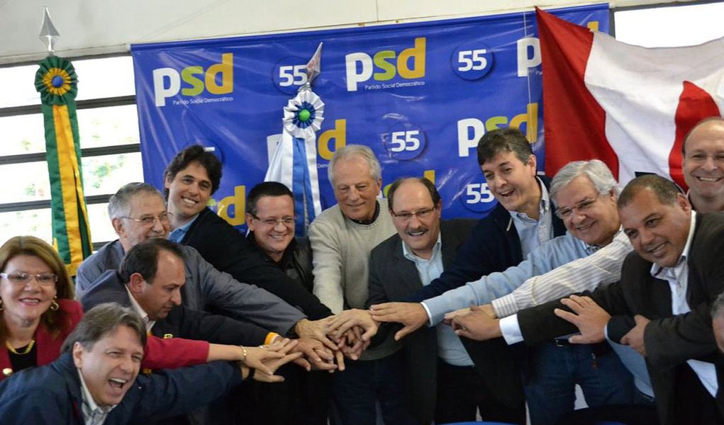 Em evento na sede do PSD em Porto Alegre, juntamente com lideranças do PMDB, PSB, PPS, PHS, PTdoB, PSL e PSDC, empresário José Paulo Dornelles Cairoli (PSD) anunciou aliança à chapa de José Ivo Sartori (PMDB) ao Palácio Piratini (Foto: Roberta Namour) Em evento na sede do PSD em Porto Alegre, juntamente com lideranças do PMDB, PSB, PPS, PHS, PTdoB, PSL e PSDC, empresário José Paulo Dornelles Cairoli (PSD) anunciou aliança à chapa de José Ivo Sartori (PMDB) ao Palácio Piratini