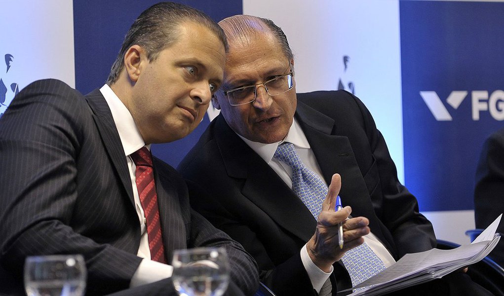 Segundo decisão do Tribunal Regional Eleitoral de São Paulo, as peças veiculadas no dia 23 de outubro de 2013 tiveram sua finalidade desvirtuada ao projetar mais o nome do atual governador de São Paulo, Geraldo Alckmin (PSDB), do que o próprio partido (PSB); foram cassados 5 minutos no rádio e 5 minutos na televisão do tempo destinado às inserções estaduais da sigla de Eduardo Campos (Foto: Roberta Namour) Segundo decisão do Tribunal Regional Eleitoral de São Paulo, as peças veiculadas no dia 23 de outubro de 2013 tiveram sua finalidade desvirtuada ao projetar mais o nome do atual governador de São Paulo, Geraldo Alckmin (PSDB), do que o próprio partido (PSB); foram cassados 5 minutos no rádio e 5 minutos na televisão do tempo destinado às inserções estaduais da sigla de Eduardo Campos