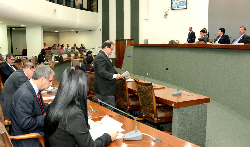 O presidente da Casa, deputado Sandoval Cardoso (SDD), adiantou que será votada em tempo hábil uma nova MP que vai fazer os ajustes necessários a fim de regulamentar alguns itens da MP 26, que estabelece novas taxas de valores pagas pelos usuários das atividades de cartórios de imóveis no Estado; votaram contra a matéria os deputados Eli Borges (Pros), Freire Júnior (PV), Sargento Aragão (Pros), Marcello Lelis (PV), Zé Roberto (PT), Luana Ribeiro (PR), Josi Nunes (PMDB) e José Augusto Pugliesi (PMDB); o bloco oposicionista sinalizou que vai recorrer na Justiça (Foto: Aquiles Lins) O presidente da Casa, deputado Sandoval Cardoso (SDD), adiantou que será votada em tempo hábil uma nova MP que vai fazer os ajustes necessários a fim de regulamentar alguns itens da MP 26, que estabelece novas taxas de valores pagas pelos usuários das atividades de cartórios de imóveis no Estado; votaram contra a matéria os deputados Eli Borges (Pros), Freire Júnior (PV), Sargento Aragão (Pros), Marcello Lelis (PV), Zé Roberto (PT), Luana Ribeiro (PR), Josi Nunes (PMDB) e José Augusto Pugliesi (PMDB); o bloco oposicionista sinalizou que vai recorrer na Justiça