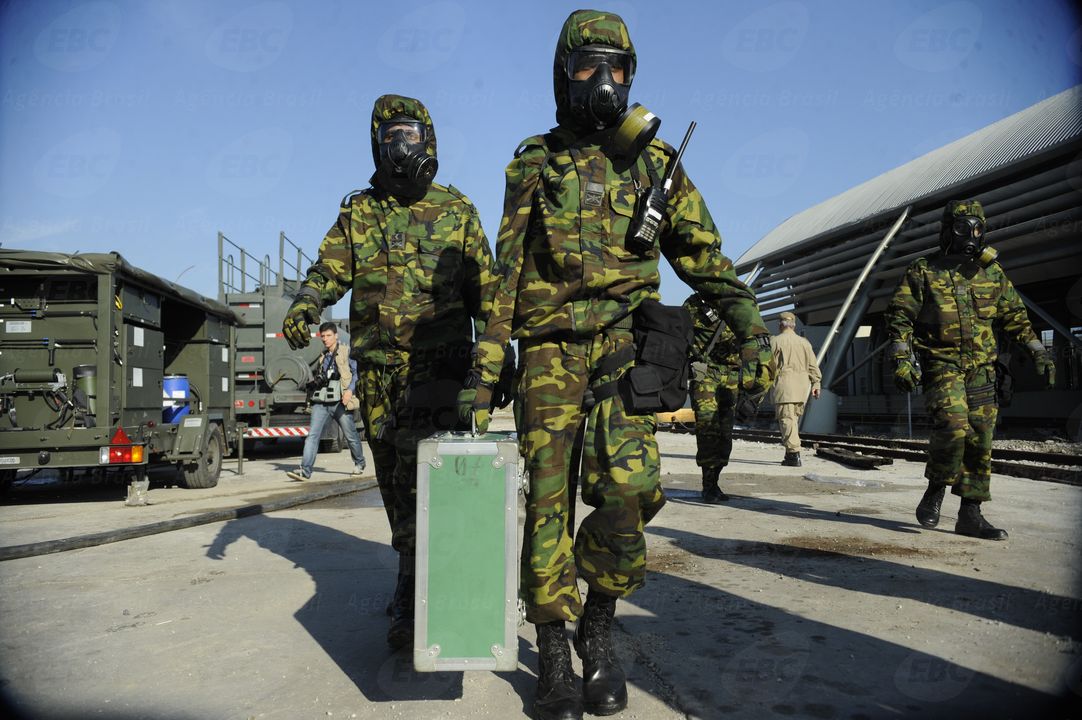 Cerca de 300 homens do Exército ficarão de prontidão no Rio de Janeiro para atuar em resposta a eventuais atentados envolvendo agentes químicos, biológicos, radiológicos ou nucleares, durante a Copa; principal foco de atenção dos militares será o Maracanã, que sediará sete jogos do torneio, entre eles a final, no dia 13 de julho, mas equipes estão de prontidão para atuar em outros possíveis alvos de ataque, como estações de metrô (Foto: Romulo Faro) Cerca de 300 homens do Exército ficarão de prontidão no Rio de Janeiro para atuar em resposta a eventuais atentados envolvendo agentes químicos, biológicos, radiológicos ou nucleares, durante a Copa; principal foco de atenção dos militares será o Maracanã, que sediará sete jogos do torneio, entre eles a final, no dia 13 de julho, mas equipes estão de prontidão para atuar em outros possíveis alvos de ataque, como estações de metrô