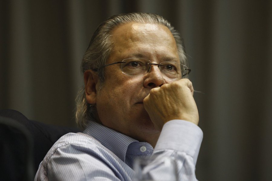 Em blog, ex-ministro diz que é vergonhosa a omissão do Ministério Público Federal no caso Siemens e lista todas as representações protocoladas pelos parlamentares da bancada do PT na Assembleia Legislativa de São Paulo, entre 2008 e 2010, contra governos tucanos: 'Matéria frisa que "passados cinco anos, ninguém foi responsabilizado" e lembra que "atos de improbidade administrativa caducam em cinco anos, não sendo mais aplicável punição' (Foto: Roberta Namour) Em blog, ex-ministro diz que é vergonhosa a omissão do Ministério Público Federal no caso Siemens e lista todas as representações protocoladas pelos parlamentares da bancada do PT na Assembleia Legislativa de São Paulo, entre 2008 e 2010, contra governos tucanos: 'Matéria frisa que "passados cinco anos, ninguém foi responsabilizado" e lembra que "atos de improbidade administrativa caducam em cinco anos, não sendo mais aplicável punição'