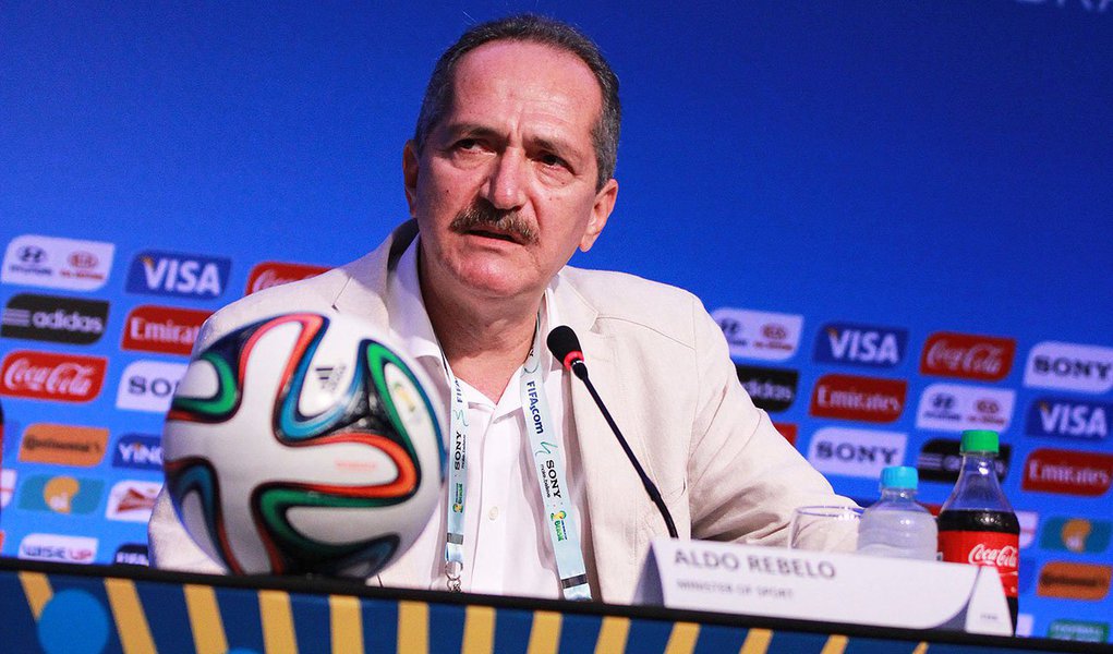 Ministro do Esporte, Aldo Rebelo ironizou editorial da Folha, de setembro de 2013, que comparava a organização das Olimpíadas do Rio, em 2016, e Tóquio, em 2020: "Brasil deveria ceder os jogos ao Japão. Para nós, as Olimpíadas não servem para nada. É uma tragédia, que poderia ser evitada se fosse concedida para o Japão" (Foto: Roberta Namour) Ministro do Esporte, Aldo Rebelo ironizou editorial da Folha, de setembro de 2013, que comparava a organização das Olimpíadas do Rio, em 2016, e Tóquio, em 2020: "Brasil deveria ceder os jogos ao Japão. Para nós, as Olimpíadas não servem para nada. É uma tragédia, que poderia ser evitada se fosse concedida para o Japão"