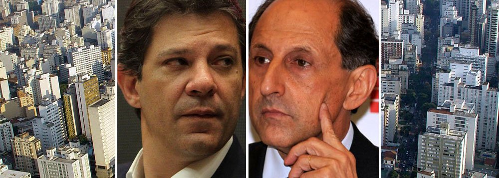 Ao deixar audiência com o presidente do STF, Joaquim Barbosa, prefeito lembra que Federação das Indústrias atuou contra a CPMF, retirando recursos bilionários do setor de saúde pública; "Agora, a mesma Fiesp está querendo prejudicar São Paulo", afirmou Fernando Haddad; Paulo Skaf, que é pré-candidato do PMDB ao governo do Estado, dissera antes que a Prefeitura, com o reajuste do IPTU aprovado pela Câmara dos Vereadores, estava dando "um facada em todos os moradores de São Paulo"; em alta nas pesquisas de opinião, Barbosa pode se aproveitar do atual momento de "judicialização da política" e barrar reajuste considerado "progressivo", com isenção em bairros mais pobres e elevação nas áreas nobres; em tempo: IPTU é mesmo assunto para o Supremo? (Foto: Ana Pupulin) www.brasil247.com - Ao deixar audiência com o presidente do STF, Joaquim Barbosa, prefeito lembra que Federação das Indústrias atuou contra a CPMF, retirando recursos bilionários do setor de saúde pública; "Agora, a mesma Fiesp está querendo prejudicar São Paulo", afirmou Fernando Haddad; Paulo Skaf, que é pré-candidato do PMDB ao governo do Estado, dissera antes que a Prefeitura, com o reajuste do IPTU aprovado pela Câmara dos Vereadores, estava dando "um facada em todos os moradores de São Paulo"; em alta nas pesquisas de opinião, Barbosa pode se aproveitar do atual momento de "judicialização da política" e barrar reajuste considerado "progressivo", com isenção em bairros mais pobres e elevação nas áreas nobres; em tempo: IPTU é mesmo assunto para o Supremo?