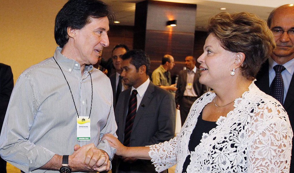 Presidente Dilma Rousseff condicionou a ampliação do PMDB no governo à retirada da candidatura do líder pemedebista no Senado, Eunício Oliveira (CE), ao governo do Ceará; ela quer o parlamentar na pasta da Integração Nacional, hoje controlada por seu adversário no Estado, o governador Cid Gomes (Pros); o PMDB, no entanto, quer emplacar Vital do Rêgo (Foto: Roberta Namour) Presidente Dilma Rousseff condicionou a ampliação do PMDB no governo à retirada da candidatura do líder pemedebista no Senado, Eunício Oliveira (CE), ao governo do Ceará; ela quer o parlamentar na pasta da Integração Nacional, hoje controlada por seu adversário no Estado, o governador Cid Gomes (Pros); o PMDB, no entanto, quer emplacar Vital do Rêgo