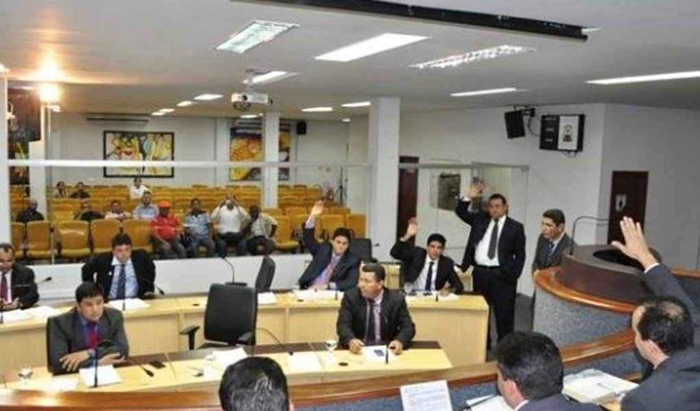 A nova medida foi aprovada nesta terça-feira, 3, por unanimidade, e ainda precisa ser sancionada pelo prefeito de Palmas, Carlos Amastha (PP); a eleição da Mesa Diretora aconteceria somente em dezembro; a oposição classifica a antecipação como uma "declaração de independência" da Câmara sobre a Prefeitura; a menos de um mês da eleição, a movimentação na Câmara já é intensa dos vereadores que buscam a presidência da Casa. Entre os pré-candidatos a presidente estão os vereadores Folha (PTN), Rogério Freitas (PMDB), Marilon Barbosa (PSB) e Cleiton Cardoso (PSL) (Foto: Aquiles Lins) A nova medida foi aprovada nesta terça-feira, 3, por unanimidade, e ainda precisa ser sancionada pelo prefeito de Palmas, Carlos Amastha (PP); a eleição da Mesa Diretora aconteceria somente em dezembro; a oposição classifica a antecipação como uma "declaração de independência" da Câmara sobre a Prefeitura; a menos de um mês da eleição, a movimentação na Câmara já é intensa dos vereadores que buscam a presidência da Casa. Entre os pré-candidatos a presidente estão os vereadores Folha (PTN), Rogério Freitas (PMDB), Marilon Barbosa (PSB) e Cleiton Cardoso (PSL)