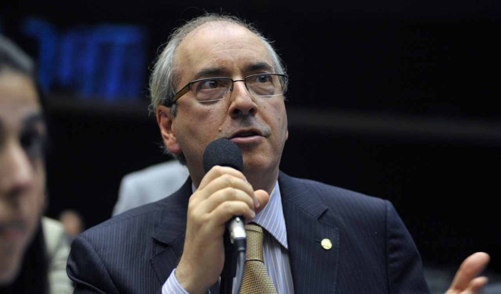 Líder do PMDB, deputado Eduardo Cunha apresentou texto alternativo ao projeto do marco civil da internet; emenda faz parte da estratégia do PMDB para derrubar a proposta do governo; "Primeiro vamos votar pela rejeição do marco civil; se não for rejeitado, vamos discutir a emenda", disse Cunha; principal diferença trata da neutralidade da rede; Cunha quer liberdade total para operadoras fixarem seus pacotes (Foto: Valter Lima) Líder do PMDB, deputado Eduardo Cunha apresentou texto alternativo ao projeto do marco civil da internet; emenda faz parte da estratégia do PMDB para derrubar a proposta do governo; "Primeiro vamos votar pela rejeição do marco civil; se não for rejeitado, vamos discutir a emenda", disse Cunha; principal diferença trata da neutralidade da rede; Cunha quer liberdade total para operadoras fixarem seus pacotes