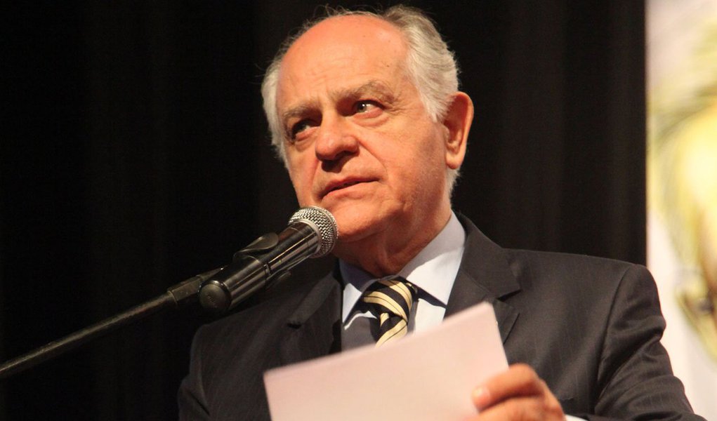 Em meio às especulações de que o ex-ministro Pimenta da Veiga (PSDB) desistiria da sua candidatura ao governo de Minas em decorrência da denúncia de ter recebido R$ 300 mil das agências publicitária de Marcos Valério, o presidente do PTB mineiro, deputado Dilzon Melo, disse que os boatos foram espalhados por adversários que estariam "desesperados"; "Não vamos dar respostas para alimentar ainda mais fofoca. Simplesmente estaremos juntos" (Foto: Leonardo Lucena) Em meio às especulações de que o ex-ministro Pimenta da Veiga (PSDB) desistiria da sua candidatura ao governo de Minas em decorrência da denúncia de ter recebido R$ 300 mil das agências publicitária de Marcos Valério, o presidente do PTB mineiro, deputado Dilzon Melo, disse que os boatos foram espalhados por adversários que estariam "desesperados"; "Não vamos dar respostas para alimentar ainda mais fofoca. Simplesmente estaremos juntos"