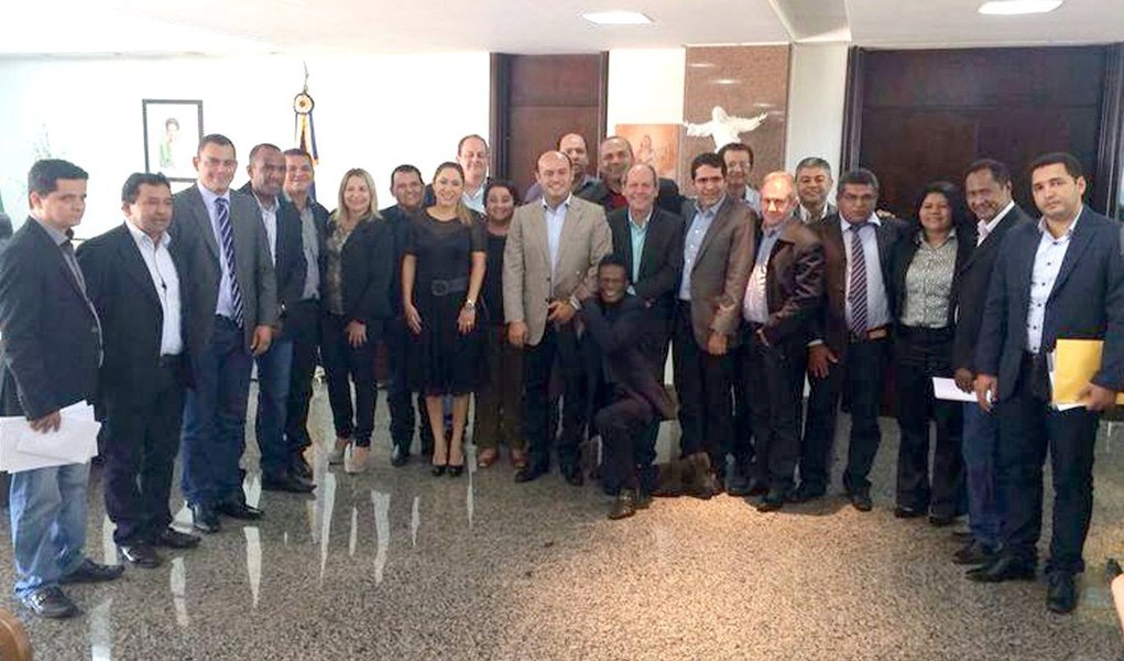 O governador Sandoval Cardoso (SD) recebeu o prefeito de Araguaína, Ronaldo Dimas (PR), os deputados estaduais Jorge Frederico (SD), Luana Ribeiro (PR), Raimundo Palito (PEN) e Elenil da Penha (PMDB), além de 16 dos 17 vereadores da cidade; os parlamentares foram unânimes em defenderam a reeleição de Sandoval; “O governador Sandoval tem um perfil agregador, é acessível e está focado no trabalho", disse o presidente da Câmara Municipal de Araguaína, Marcus Marcelo (PR); nesta quinta-feira o PR oficializa o apoio à reeleição de Sandoval (Foto: Aquiles Lins) O governador Sandoval Cardoso (SD) recebeu o prefeito de Araguaína, Ronaldo Dimas (PR), os deputados estaduais Jorge Frederico (SD), Luana Ribeiro (PR), Raimundo Palito (PEN) e Elenil da Penha (PMDB), além de 16 dos 17 vereadores da cidade; os parlamentares foram unânimes em defenderam a reeleição de Sandoval; “O governador Sandoval tem um perfil agregador, é acessível e está focado no trabalho", disse o presidente da Câmara Municipal de Araguaína, Marcus Marcelo (PR); nesta quinta-feira o PR oficializa o apoio à reeleição de Sandoval