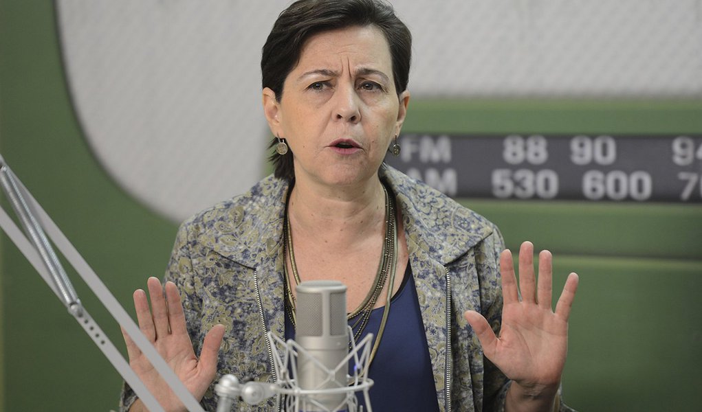 Ministra do Desenvolvimento Social Tereza Campello afirmou nesta quarta (28) estar "estarrecida" com a aprovação, em comissão do Senado, de projeto que faz mudanças no Bolsa Família; matéria é da autoria do senador Aécio Neves (PSDB), e altera as chamadas regras de permanência do beneficiário no programa; "O Bolsa Família não é um programa de governo. Hoje é inspiração para o mundo todo. É nossa responsabilidade pessoal garantir que o Bolsa Família tenha preservadas todas as suas virtudes e continue sendo um programa que chegue à população pobre", disse a ministra em coletiva (Foto: Valter Lima) Ministra do Desenvolvimento Social Tereza Campello afirmou nesta quarta (28) estar "estarrecida" com a aprovação, em comissão do Senado, de projeto que faz mudanças no Bolsa Família; matéria é da autoria do senador Aécio Neves (PSDB), e altera as chamadas regras de permanência do beneficiário no programa; "O Bolsa Família não é um programa de governo. Hoje é inspiração para o mundo todo. É nossa responsabilidade pessoal garantir que o Bolsa Família tenha preservadas todas as suas virtudes e continue sendo um programa que chegue à população pobre", disse a ministra em coletiva