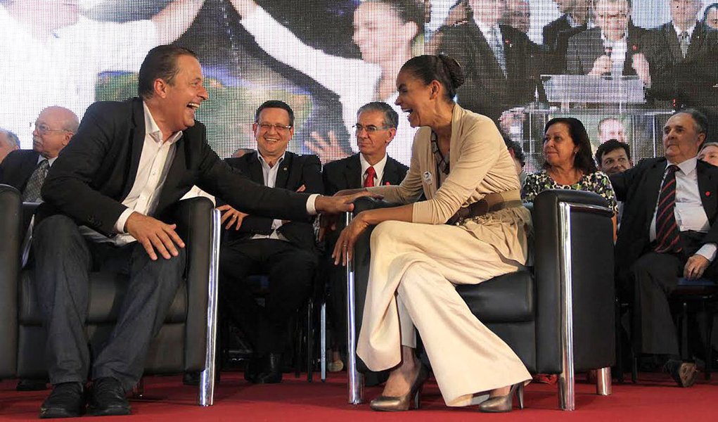 Com o objetivo de se tornar mais conhecido nacionalmente visando a eleição presidencial, o ex-governador de Pernambuco Eduardo Campos (PSB) começa a colocar o pé na estrada na próxima terça-feira (22), um dia após o fim do período de Páscoa; dentre os principais pré-candidatos à Presidência da República – Dilma Rousseff (PT), que tentará a reeleição, senador Aécio Neves (PSDB-MG) e o próprio Campos – o socialista é o mais desconhecido pela população; a maratona do ex-chefe do Executivo pernambucano tem início em Santa Catarina e a expectativa é que 150 cidades de todo o país sejam visitadas até o final de junho
(Foto: Paulo Emílio) Com o objetivo de se tornar mais conhecido nacionalmente visando a eleição presidencial, o ex-governador de Pernambuco Eduardo Campos (PSB) começa a colocar o pé na estrada na próxima terça-feira (22), um dia após o fim do período de Páscoa; dentre os principais pré-candidatos à Presidência da República – Dilma Rousseff (PT), que tentará a reeleição, senador Aécio Neves (PSDB-MG) e o próprio Campos – o socialista é o mais desconhecido pela população; a maratona do ex-chefe do Executivo pernambucano tem início em Santa Catarina e a expectativa é que 150 cidades de todo o país sejam visitadas até o final de junho