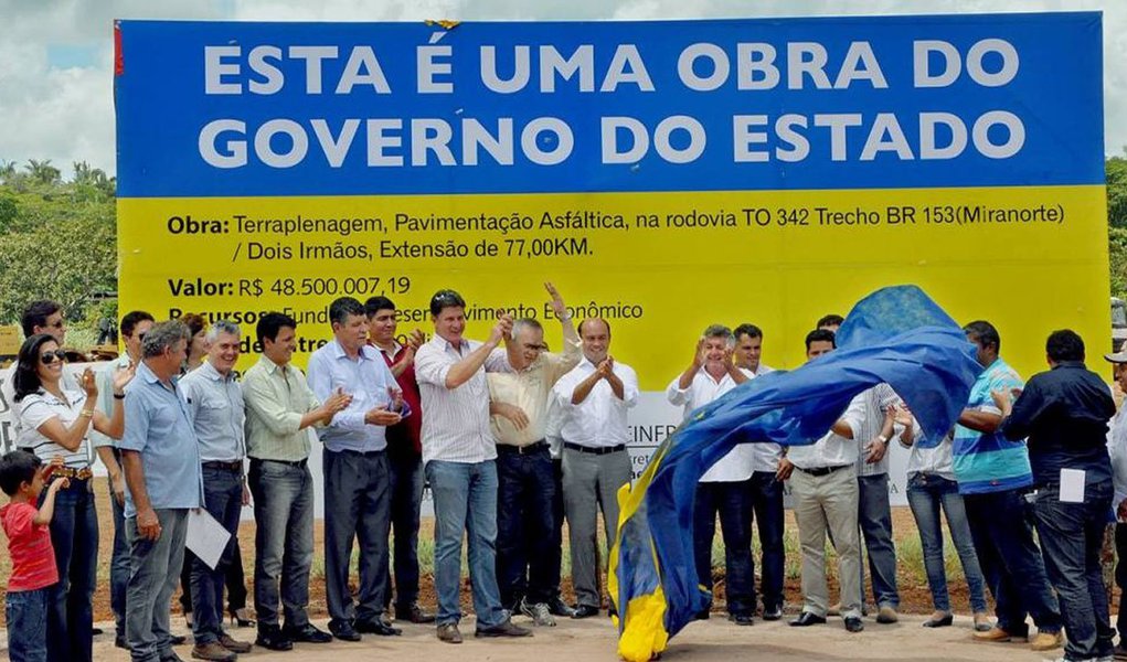 Segundo o governo do Estado, serão investidos mais de R$ 48,5 milhões para a pavimentação de cerca de 77 quilômetros, com recursos oriundo de financiamento junto ao Banco do Brasil; “Esse asfalto é muito importante para o Tocantins. Estamos trazendo a mola propulsora do desenvolvimento para essa população, que atua diretamente na economia do Estado”, destacou Sandoval; a previsão de entrega da rodovia asfaltada é para setembro (Foto: Aquiles Lins) Segundo o governo do Estado, serão investidos mais de R$ 48,5 milhões para a pavimentação de cerca de 77 quilômetros, com recursos oriundo de financiamento junto ao Banco do Brasil; “Esse asfalto é muito importante para o Tocantins. Estamos trazendo a mola propulsora do desenvolvimento para essa população, que atua diretamente na economia do Estado”, destacou Sandoval; a previsão de entrega da rodovia asfaltada é para setembro